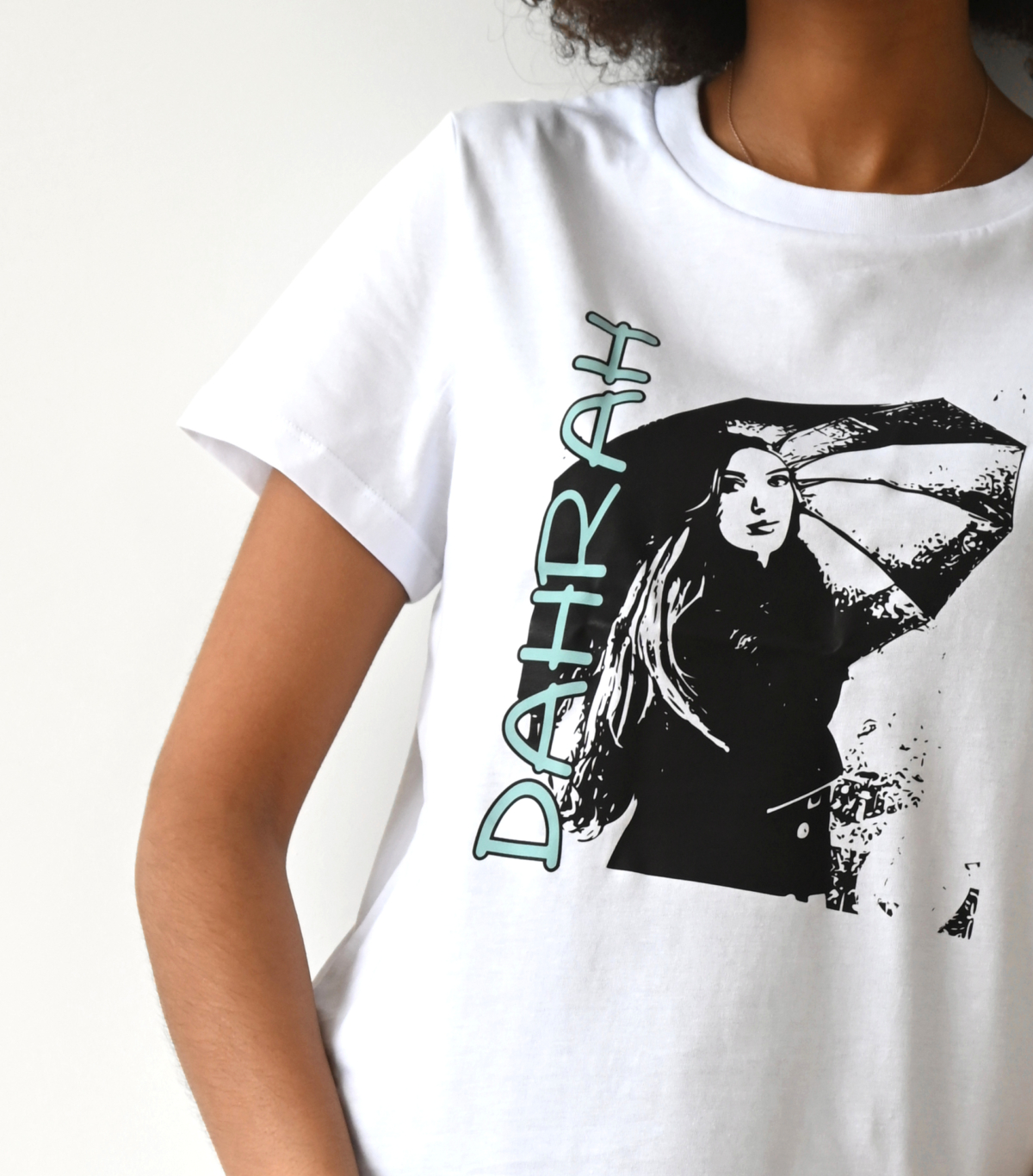 Organic t-SHIRT with print of an elegant lady with umbrella by Dahrah Darah Fashion.