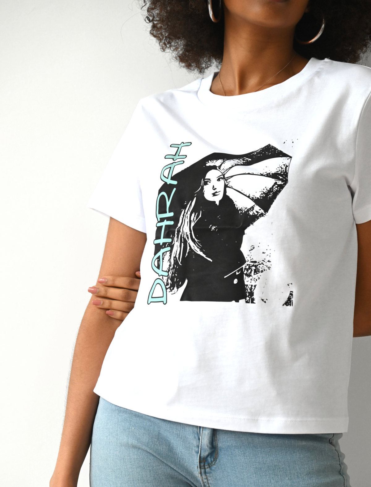 Organic t-SHIRT with print of an elegant lady with umbrella by Dahrah Darah Fashion.