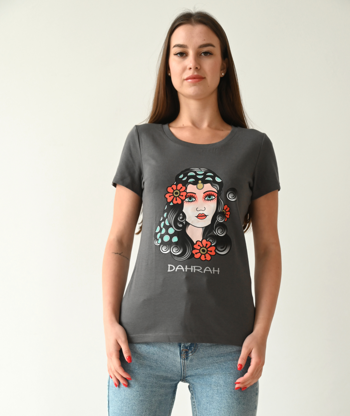 Dahrah Darah lady organic cotton T-shirt with print of a pirate girl.